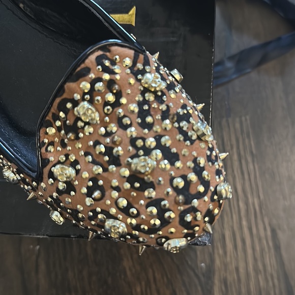 Gorgeous Posh flats! Leopard, spikes and skulls...oh my ✨ - Picture 3 of 3